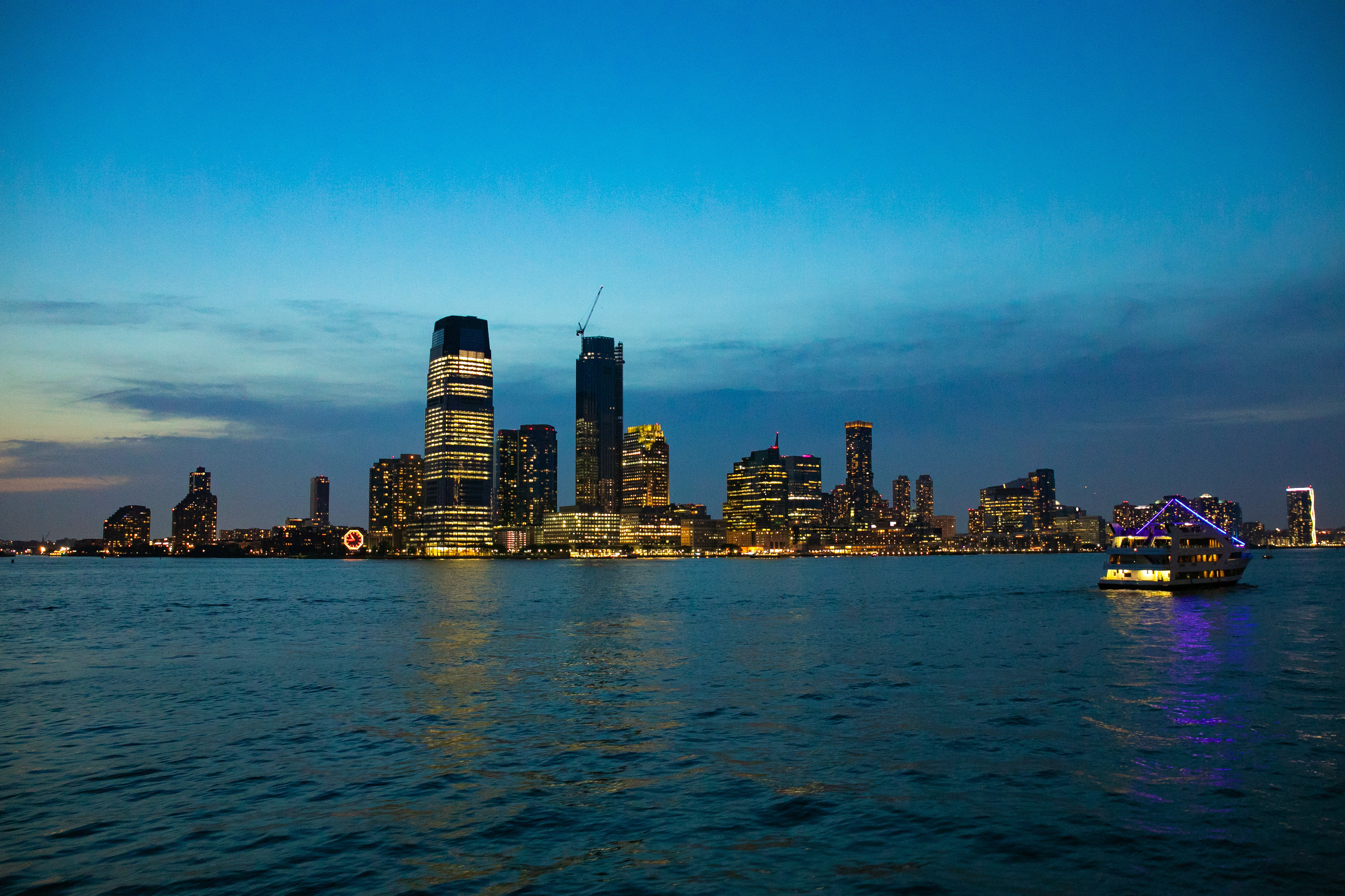 ニューヨークではハドソン川でボストンではボストン湾で最終日にオシャレをしてディナークルーズを楽しみます♪