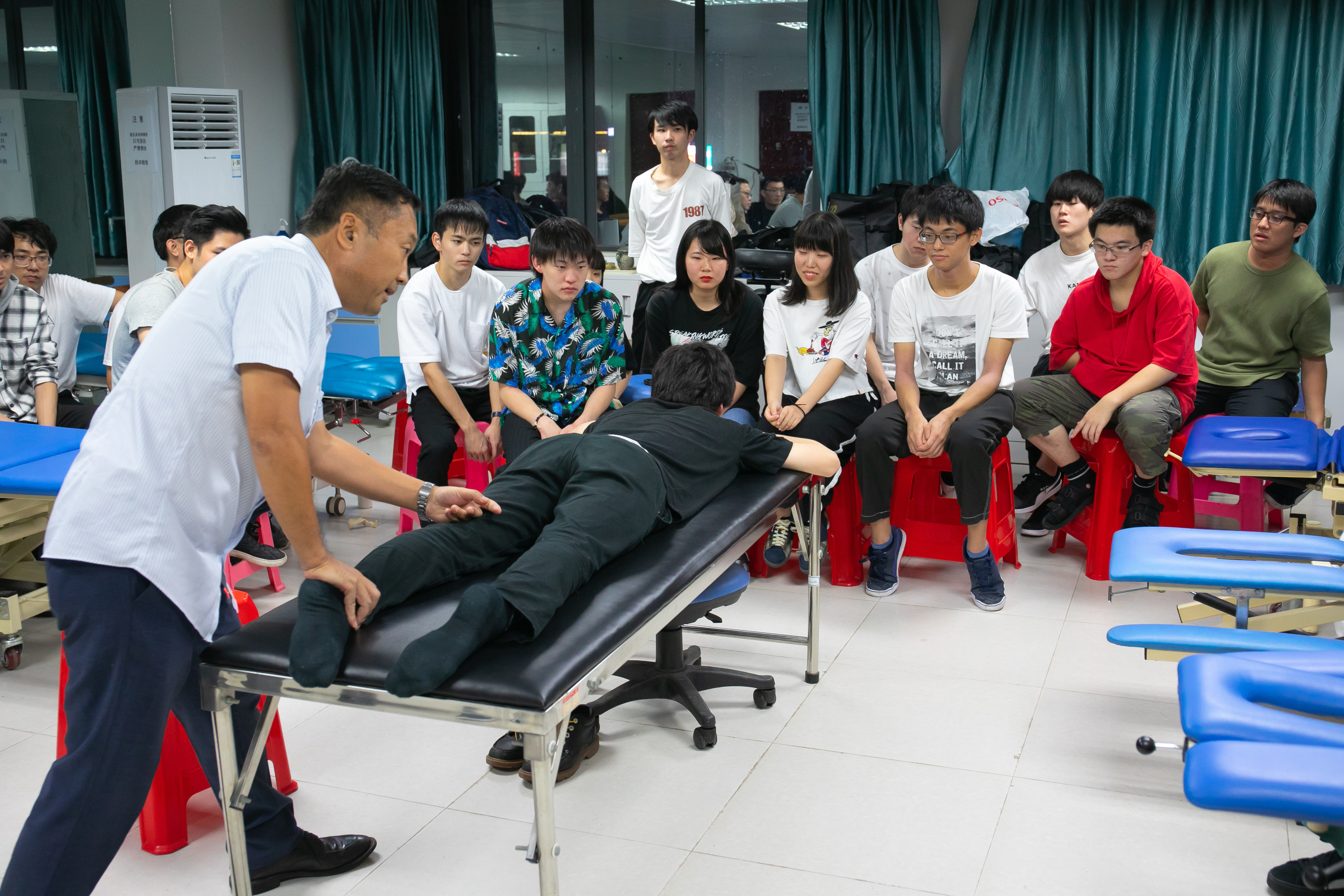 医学博士で中国海南医学院中医学院の李教授直々による実習はとても貴重な機会です！