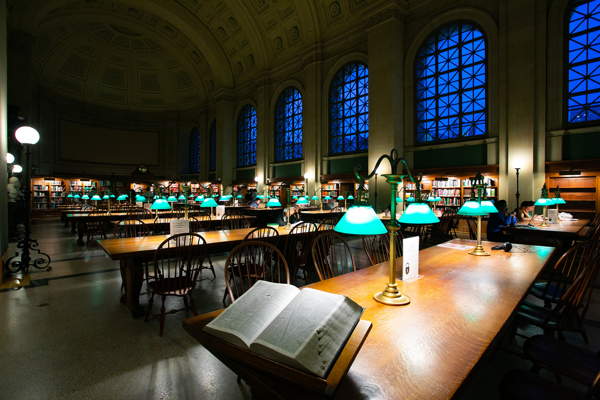 ボストンパブリックライブラリー図書館では豪華なルネッサンス様式の設計が施された歴史的な図書館！