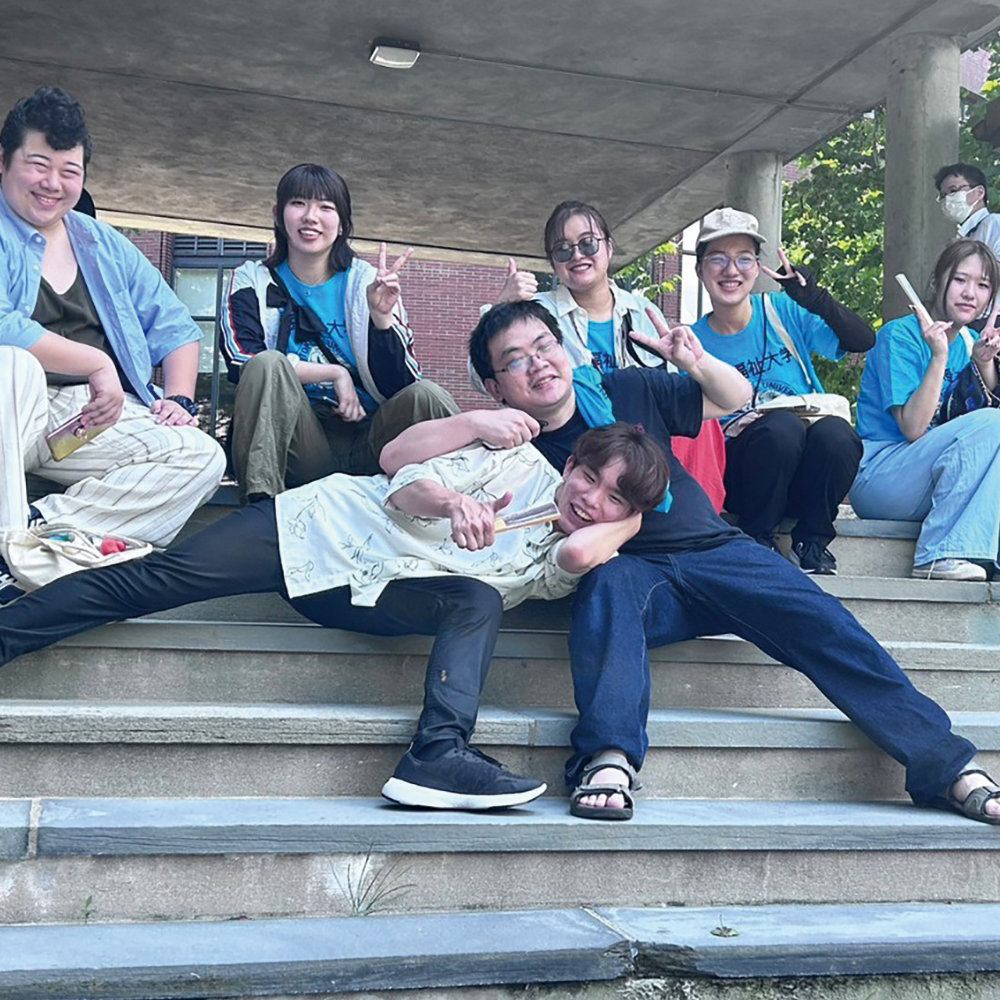 学生寮で東京福祉大学のT シャツを着て記念撮影。参加者とはすぐ仲良くなれました。